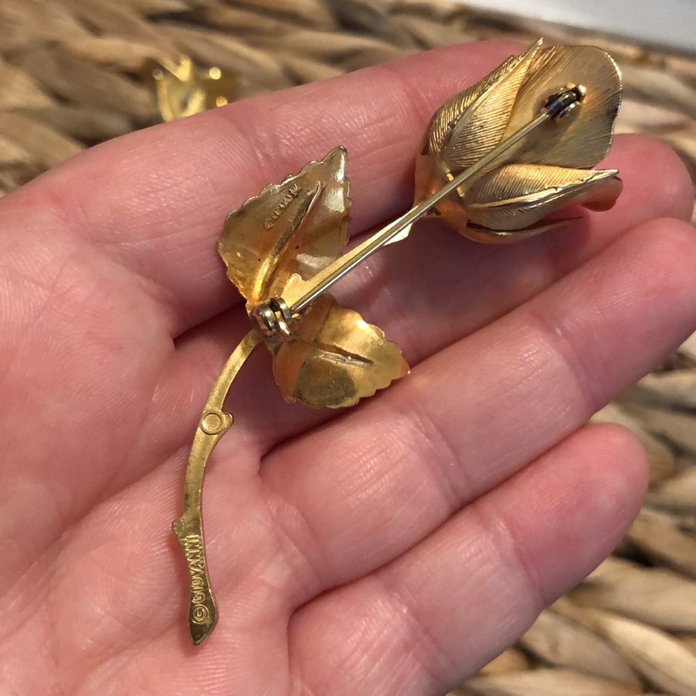Set of 2 Vintage gold tone rose brooch pins - Giovanni and unmarked - Picture 3 of 4